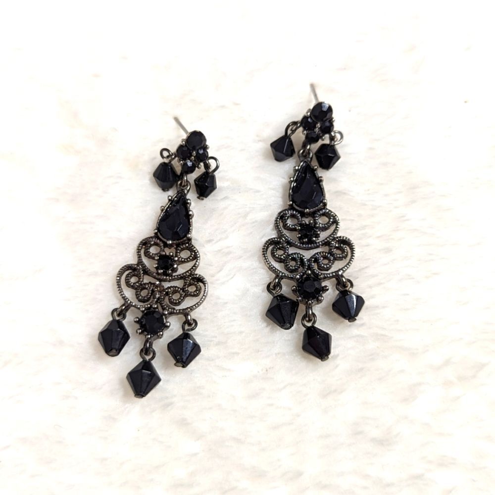 Vintage Black Bead and Antiqued Silvertone Chandelier Pierced Earrings - Picture 8 of 10